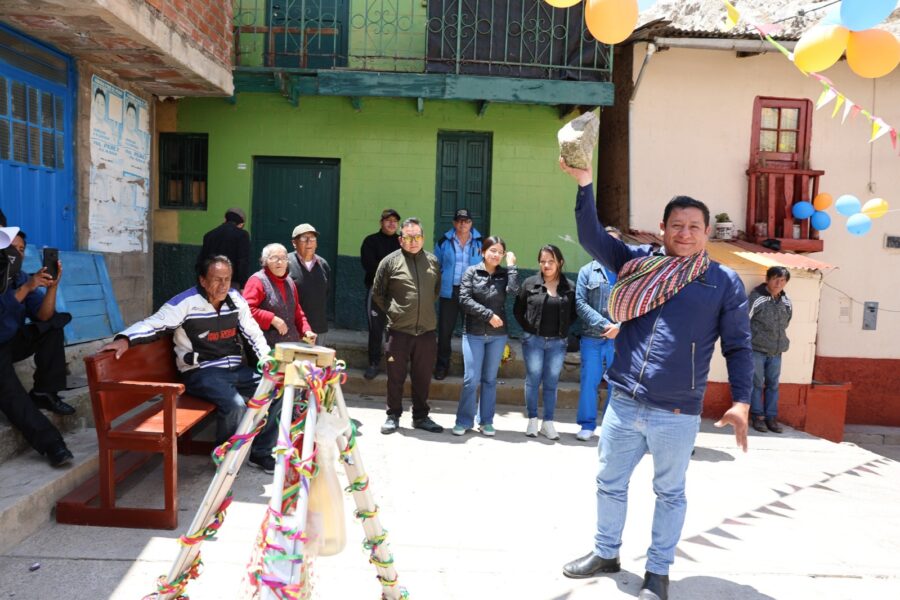 ALCALDE COLOCA PRIMERA PIEDRA PARA INICIO DEL MEJORAMIENTO DEL SERVICIO DE MOVILIDAD URBANO EN LA TRANSITABILIDAD PEATONAL EN EL BARRIO CRUZ DE MAYO