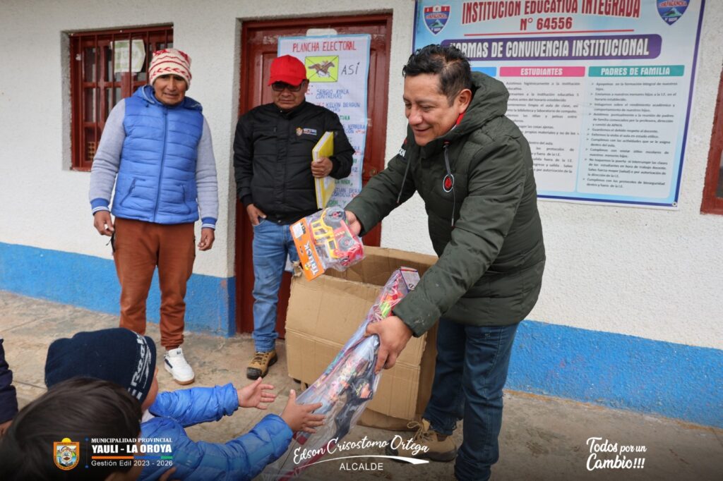 ALCALDE PROVINCIAL LLEVA ALEGRIA NAVIDEÑA A LOS NIÑOS DE MARCAPOMACOCHA