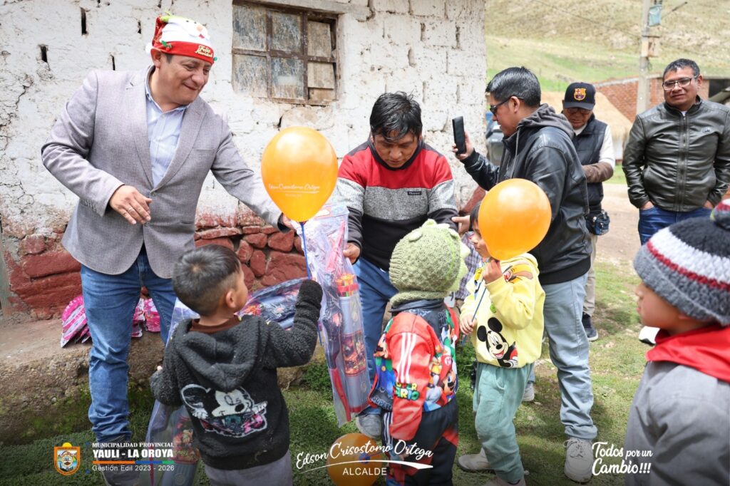 NIÑOS Y NIÑAS DE TINCOCANCHA RECIBEN JUGUETES POR NAVIDAD