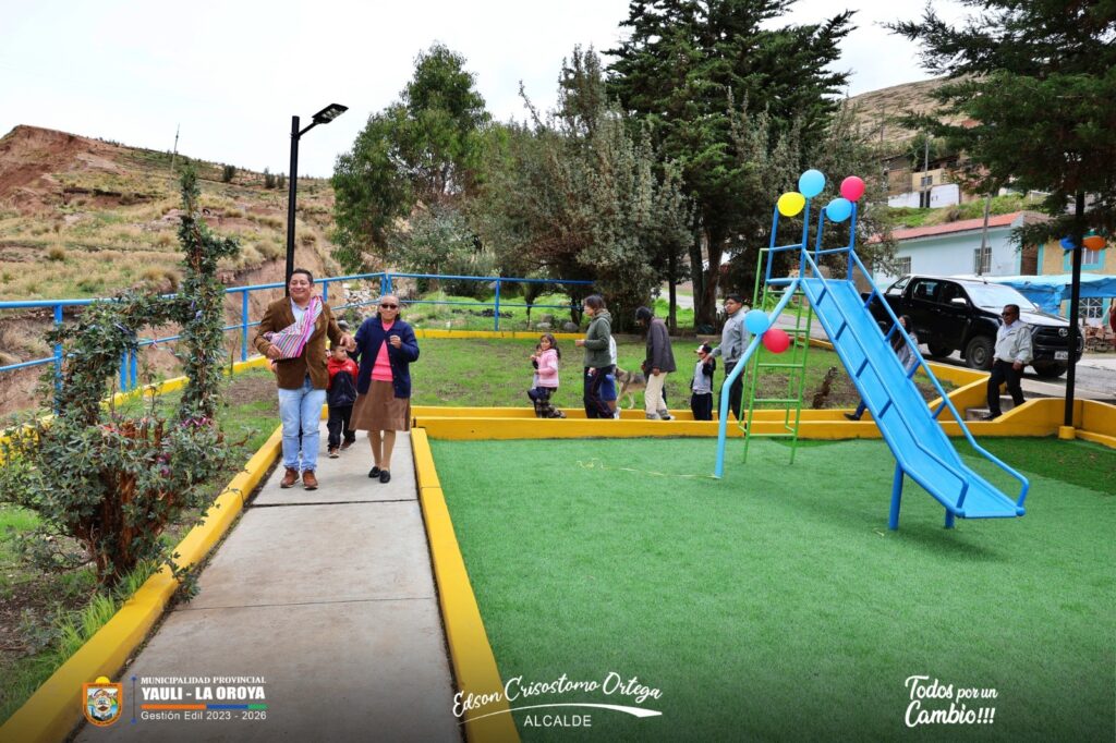 PEQUEÑINES DISFRUTAN DE PARQUE CON JUEGOS INFANTILES