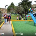 PEQUEÑINES DISFRUTAN DE PARQUE CON JUEGOS INFANTILES