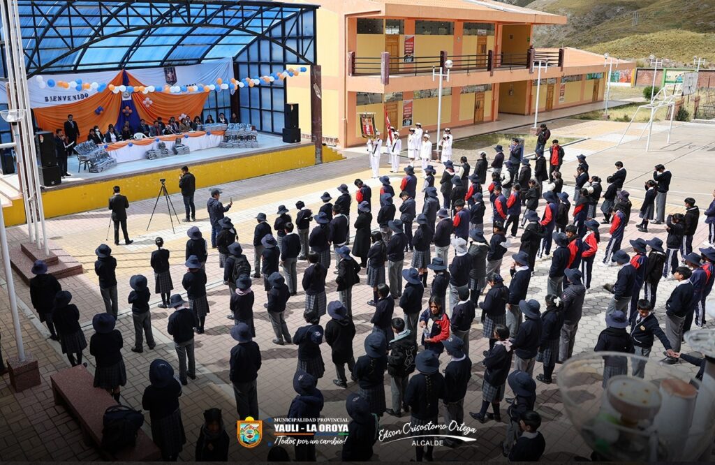 BURGOMAESTRE ENTREGA BUZOS ESCOLARES A ESTUDIANTES DE LA I.E. “JOSÉ SANTOS CHOCANO DE YAULI