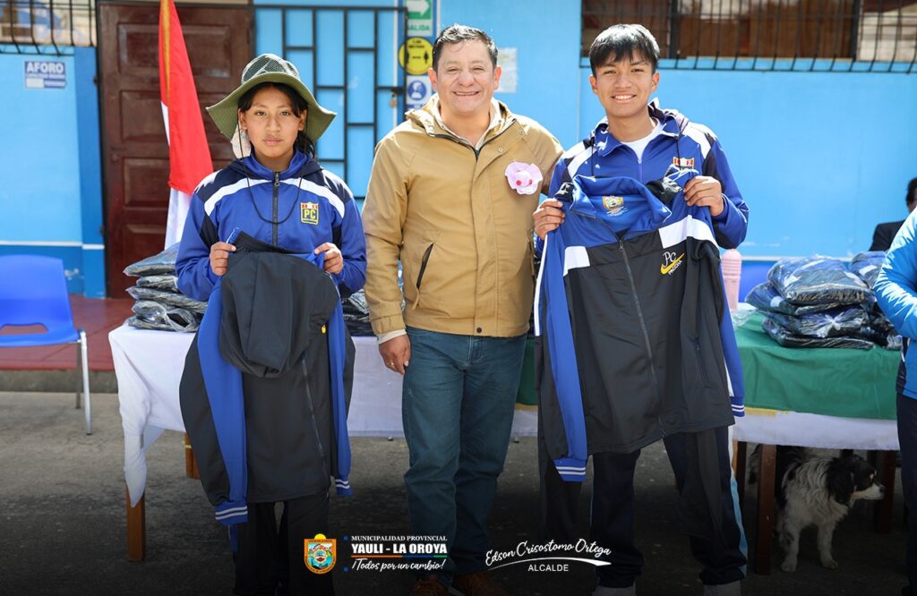 ALCALDE DE LA OROYA ENTREGA BUZOS ESCOLARES A ESTUDIANTES DE LA I.E. “PURISIMA CONCEPCIÓN DE PACCHA