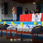 BURGOMAESTRE EDSON CRISÓSTOMO ORTEGA ENTREGA UNIFORMES DE GALA A LA I.E. MIGUEL GRAU