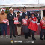 ALCALDE EDSON CRISÓSTOMO ORTEGA ENTREGA MAS DE 140 BUZOS DEPORTIVOS A INSTITUCIONES EDUCATIVAS DE MARCAPOMOCHA