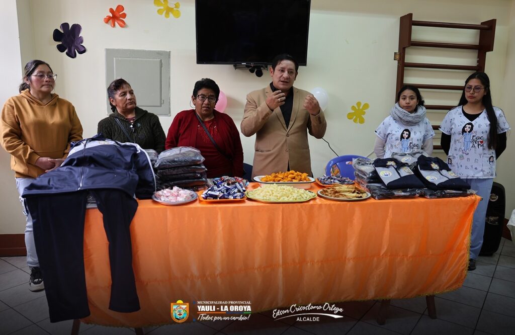 ALCALDE EDSON CRISÓSTOMO ENTREGA BUZOS AL CENTRO DE TERAPIA FÍSICA – ESTIMULACIÓN TEMPRANA