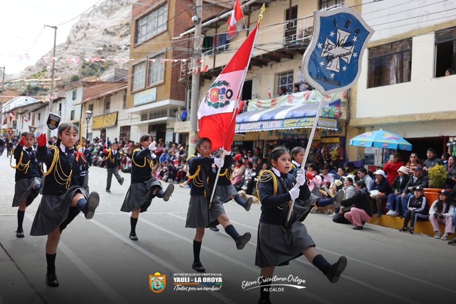 ORGULLO Y TRADICIÓN EN EL DESFILE CÍVICO ESCOLAR 2025 – NIVEL PRIMARIA