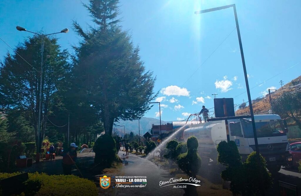 CISTERNA DE LA MUNICIPALIDAD PROVINCIAL REALIZA LA LIMPIEZA DE NUESTRA CIUDAD
