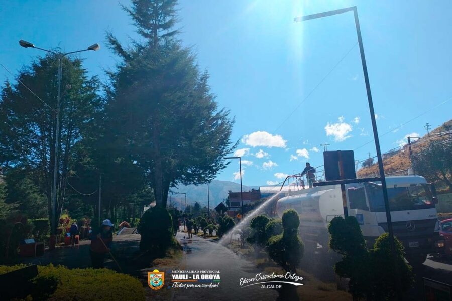 CISTERNA DE LA MUNICIPALIDAD PROVINCIAL REALIZA LA LIMPIEZA DE NUESTRA CIUDAD