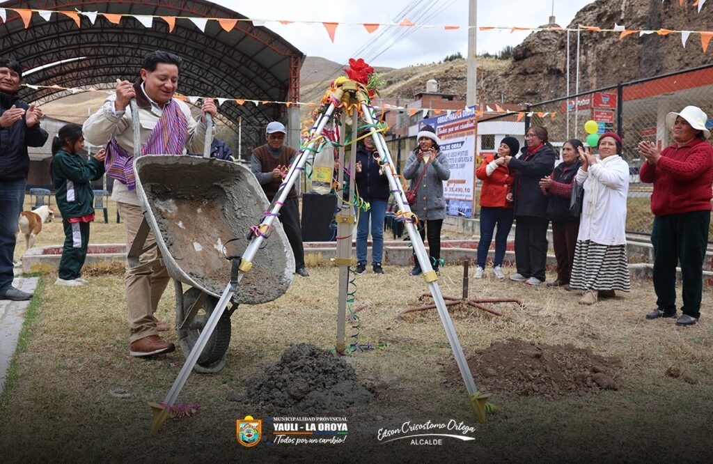 ALCALDE EDSON CRISÓSTOMO ORTEGA PARTICIPA EN LA COLOCACIÓN DE LA PRIMERA PIEDRA PARA EL MANTENIMIENTO E IMPLEMENTACIÓN DE JUEGOS INFANTILES EN SANTA ROSA DE SACCO