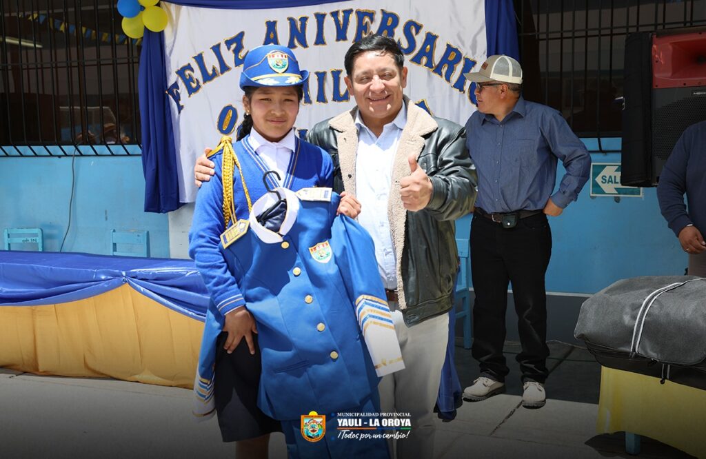 ENTREGA DE UNIFORMES DE GALA A LA I.E. “8 DE OCTUBRE” DE PACCHA
