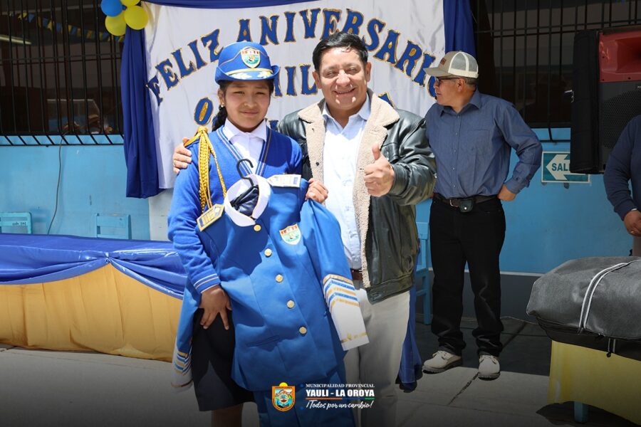 ENTREGA DE UNIFORMES DE GALA A LA I.E. “8 DE OCTUBRE” DE PACCHA